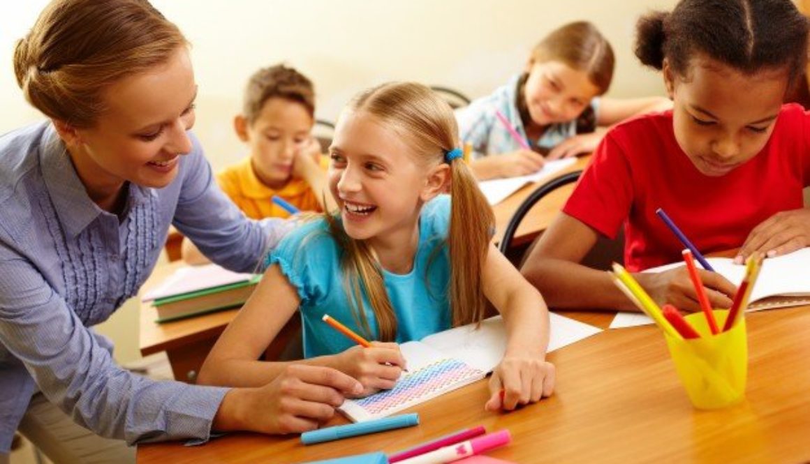 Dia da escola e alunos em sala