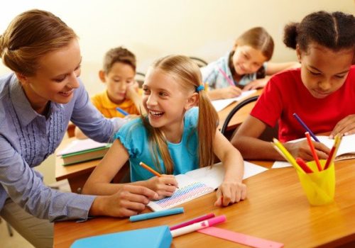 Dia da escola e alunos em sala