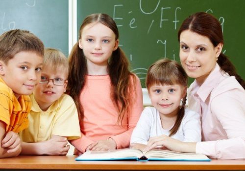 Escola com captação de novos alunos cercando a professora.