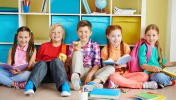 Alunos na páscoa em sala de aula