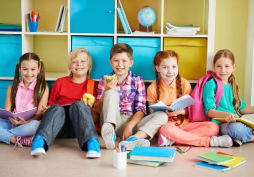 Alunos na páscoa em sala de aula