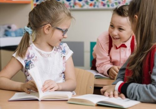 Ler em voz alta aprimora habilidade de leitura