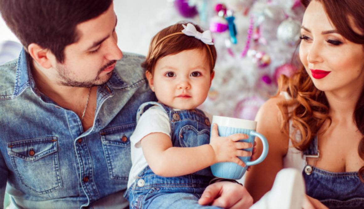 Pais educam filho com disciplina positiva em casa.