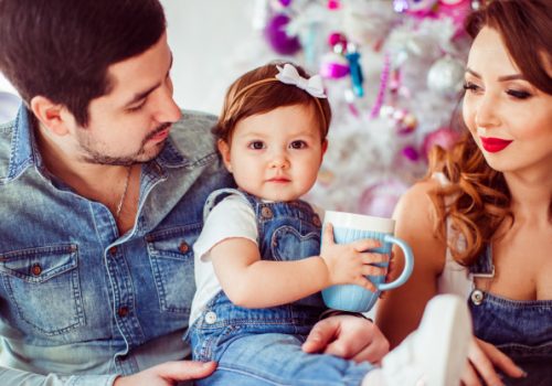 Pais educam filho com disciplina positiva em casa.