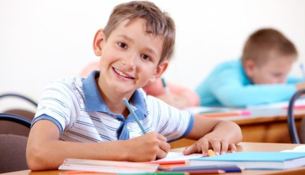 Criança escrevendo em inglês, mostrando forte desenvolvimento infantil.