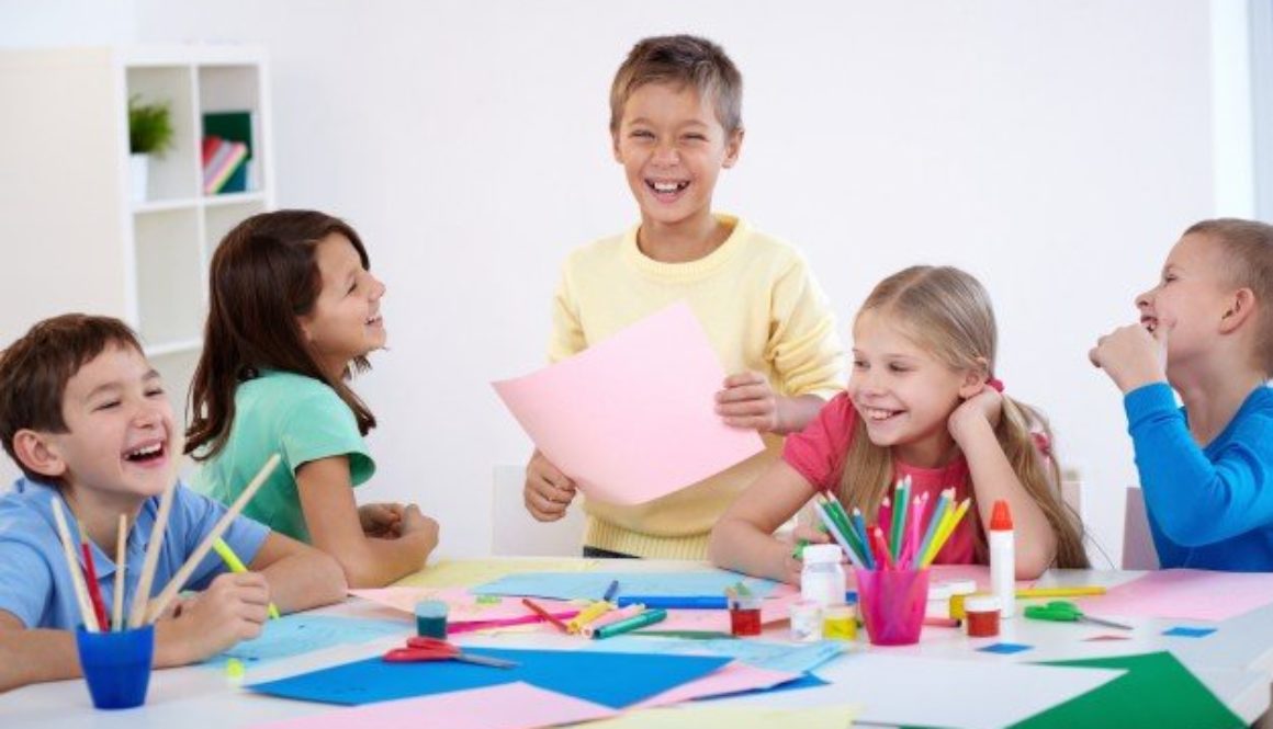 Alunos aprendem competências socioemocionais em sala de aula.