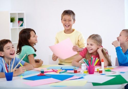 Alunos aprendem competências socioemocionais em sala de aula.