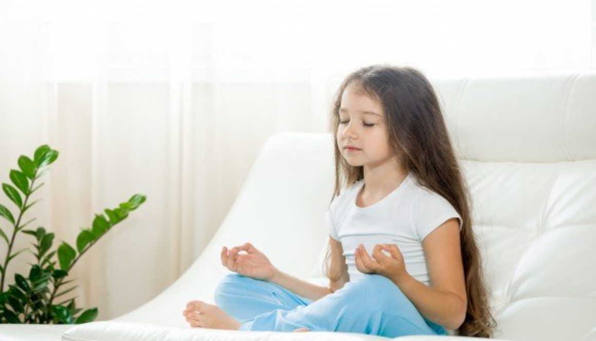 Criança meditando para aumentar disciplina escolar