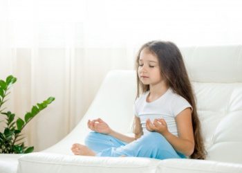 Criança meditando para aumentar disciplina escolar