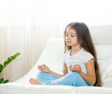 Criança meditando para aumentar disciplina escolar