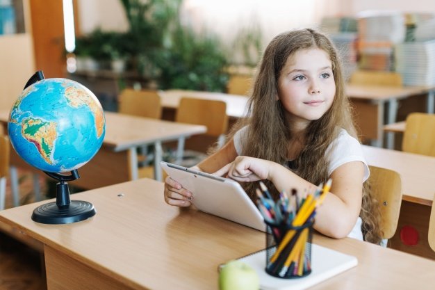 Aluna aprende empreendedorismo na escola