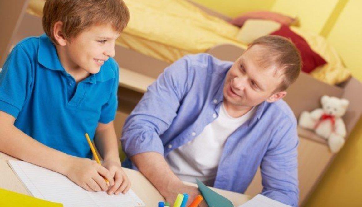 Pai aprende como ajudar o filho no estudos em semana de provas.