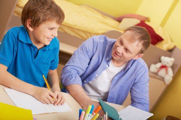 Pai aprende como ajudar o filho no estudos em semana de provas.