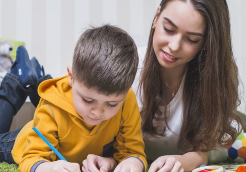 Ser mãe, uma reflexão de uma moça ao observar o filho.