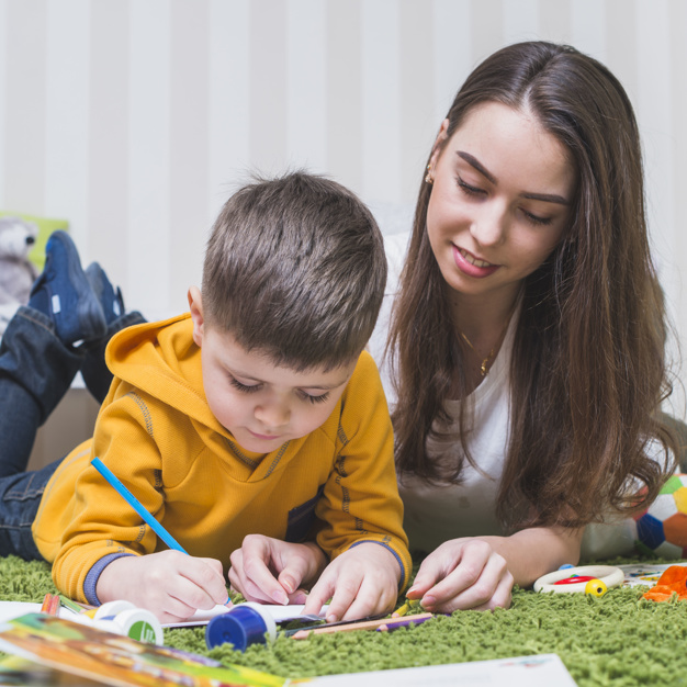 Ser mãe, uma reflexão de uma moça ao observar o filho.