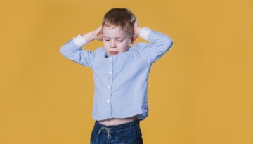 Criança com síndrome de asperger na escola.