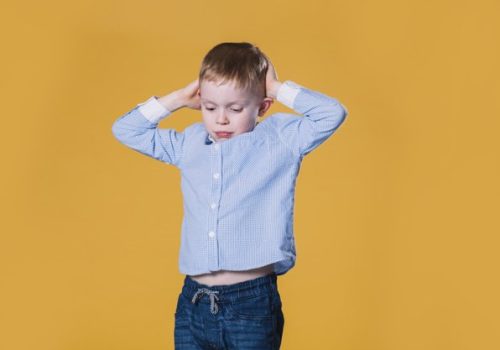 Criança com síndrome de asperger na escola.