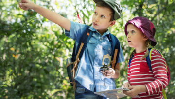 Crianças explorando a natureza após educação ambiental na escola