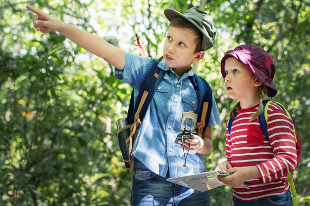 Crianças explorando a natureza após educação ambiental na escola