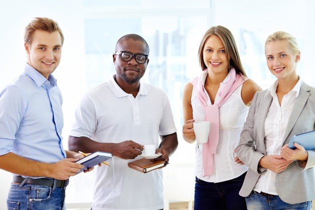Reunião para motivar a equipe escolar.