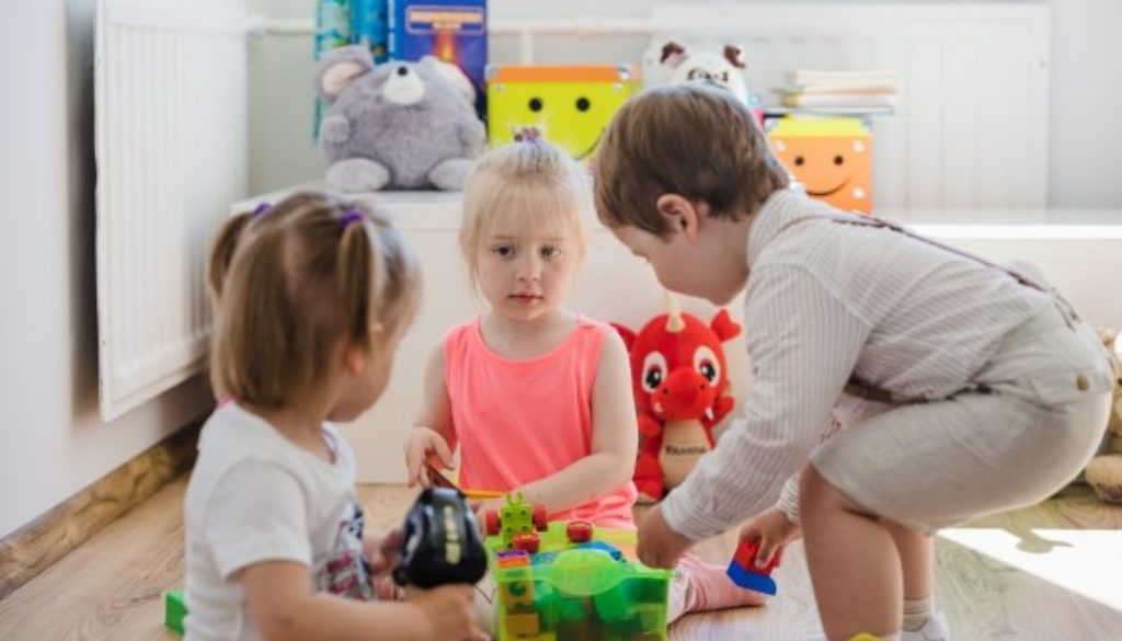 Perto de bolas de plástico coloridas na sala de jogos infantil