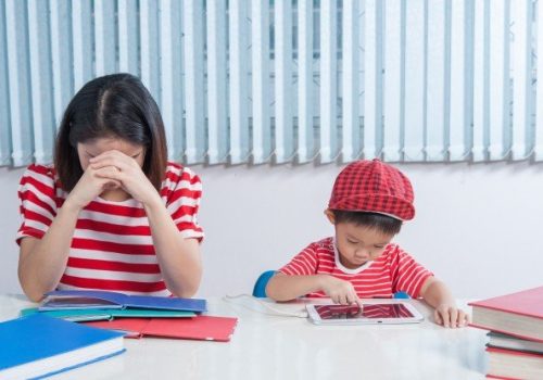 Alunos em sala de aula, um com transtorno de aprendizagem e outro com dificuldade de aprendizagem