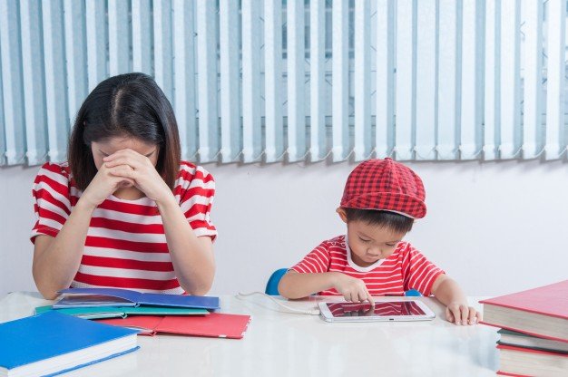Alunos em sala de aula, um com transtorno de aprendizagem e outro com dificuldade de aprendizagem