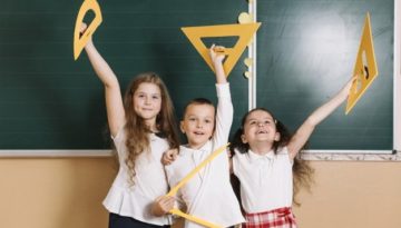 Alunos demonstram ansiedade infantil durante aula.