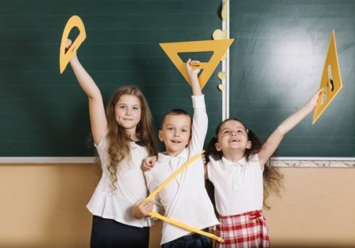 Alunos demonstram ansiedade infantil durante aula.