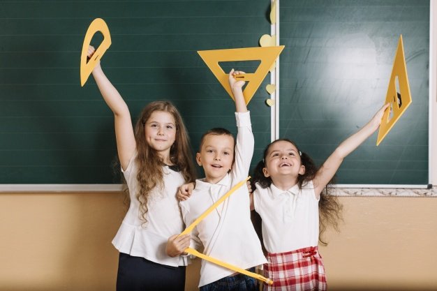Alunos demonstram ansiedade infantil durante aula.