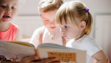 Crianças em sala em projeto sobre como incentivar a leitura.