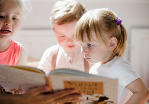 Crianças em sala em projeto sobre como incentivar a leitura.