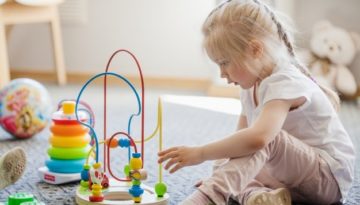 Criança brincando em quarto montessoriano.