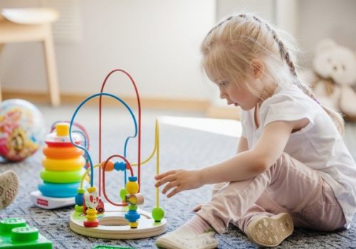 Criança brincando em quarto montessoriano.