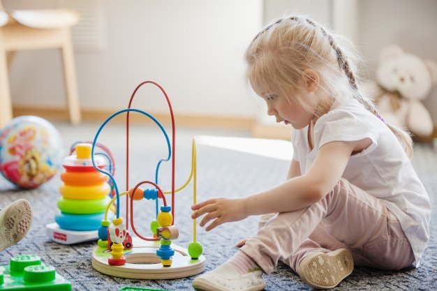 Criança brincando em quarto montessoriano.