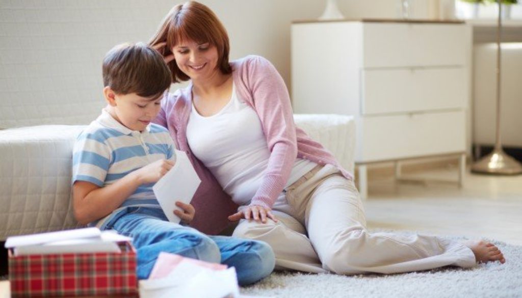 Mãe desenvolvendo educação positiva com o filho