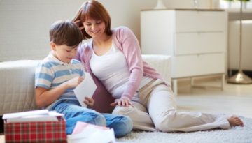 Mãe desenvolvendo educação positiva com o filho