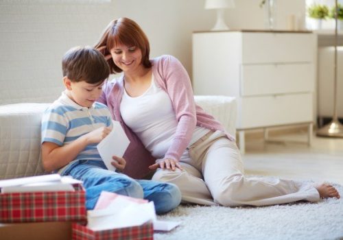 Mãe desenvolvendo educação positiva com o filho