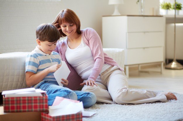 Mãe desenvolvendo educação positiva com o filho