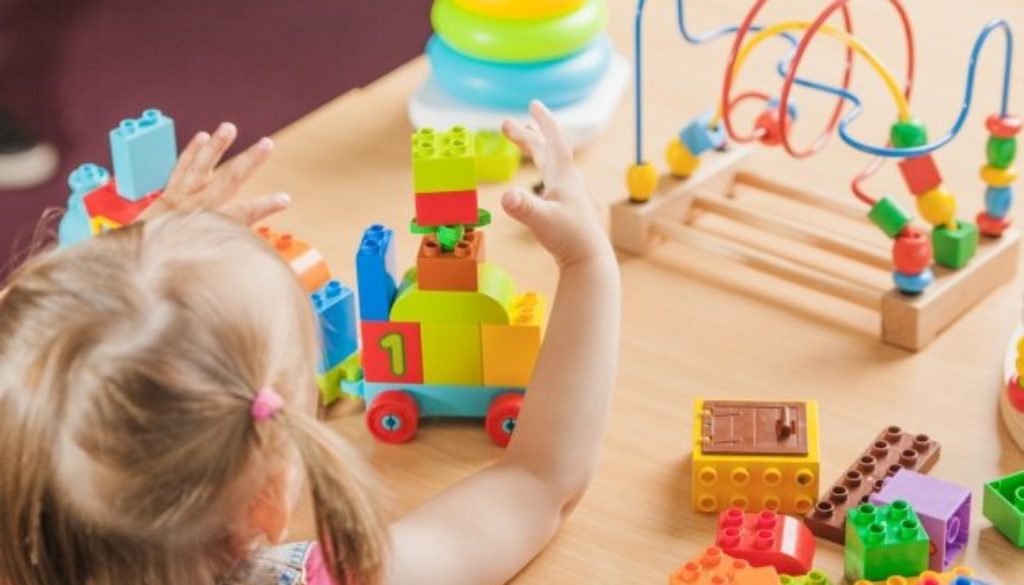 Menina brincando de construção mostra como é possível estimular o empreendedorismo na infância