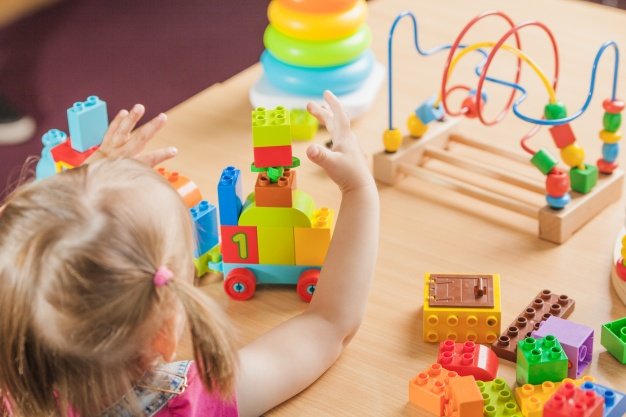 Menina brincando de construção mostra como é possível estimular o empreendedorismo na infância