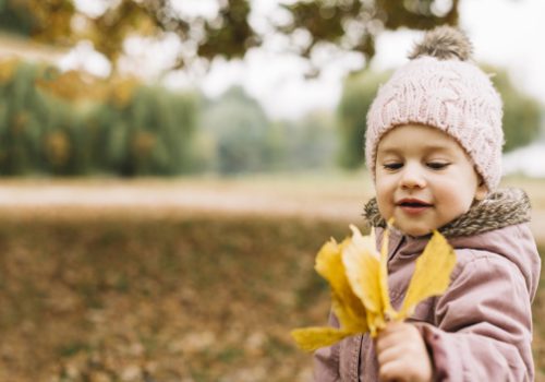 Criança brincando na floresta e aprendendo sobre energia renovável na educação infantil