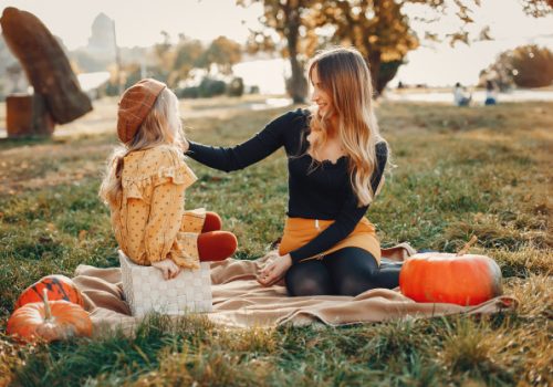 Mãe na natureza com a filha mostra como educar um filho tolerante