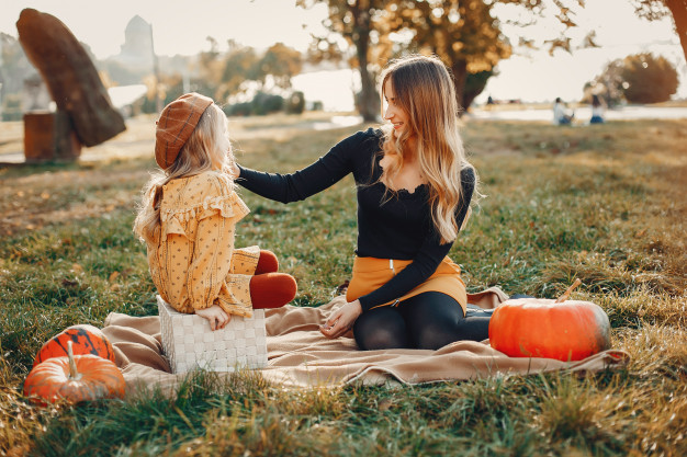 Mãe na natureza com a filha mostra como educar um filho tolerante