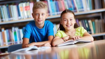 Crianças desenvolvendo habilidades socioemocionais na escola