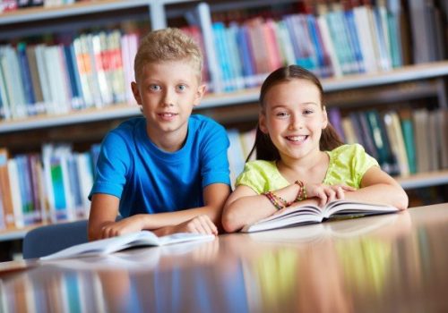 Crianças desenvolvendo habilidades socioemocionais na escola