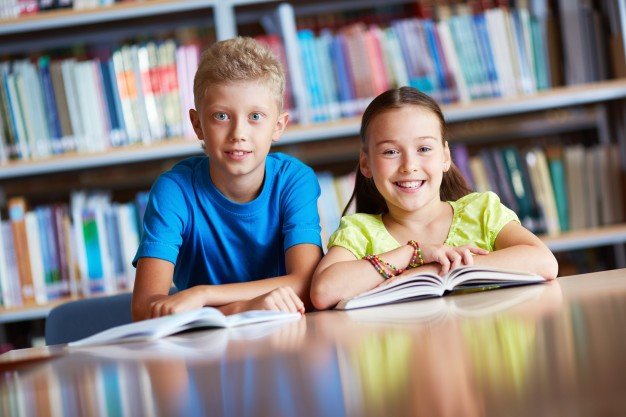 Crianças desenvolvendo habilidades socioemocionais na escola