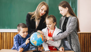 Professora ensinando alunos em sala de aula antes de receber mensagem do dia dos professores