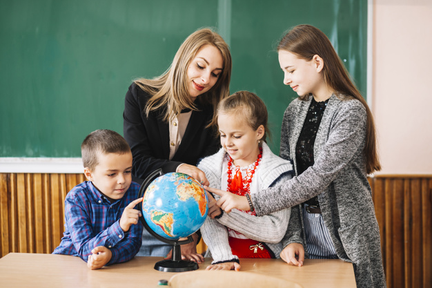 Professora ensinando alunos em sala de aula antes de receber mensagem do dia dos professores