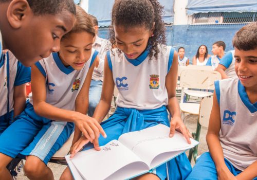 Light e Estante Mágica ajudam formação de pequenos escritores em escolas públicas